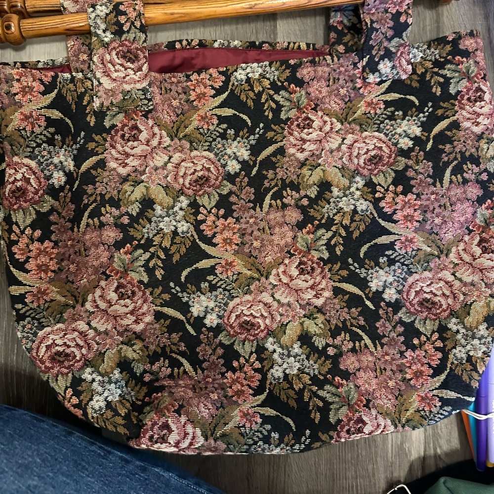 Floral Jacquard bag with wooden handles.